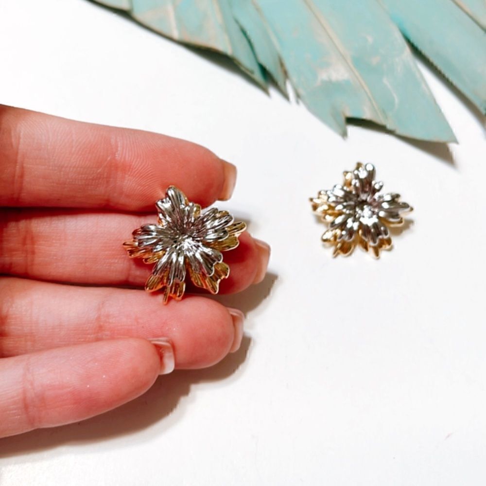 Flower stud earrings #209